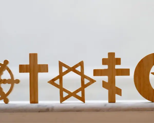 Drewniane symbole różnych religii: koło Dharmy, krzyże, Gwiazda Dawida, półksiężyc z gwiazdą. Różnorodność wierzeń, RPA religia.