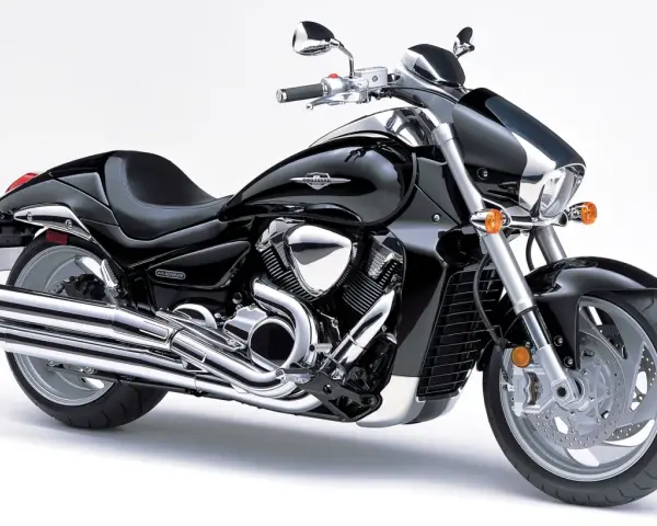 Czarny motocykl Suzuki Intruder 1800, znany też jako Boulevard M109R. Poznaj jego dane techniczne i poczuj moc!