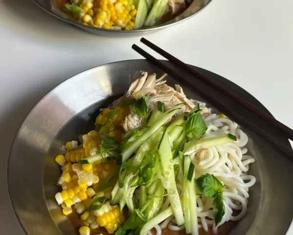Délicieux ramen poulet, ma véritable recette avec maïs, concombre et menthe fraîche. Un plat léger et savoureux.