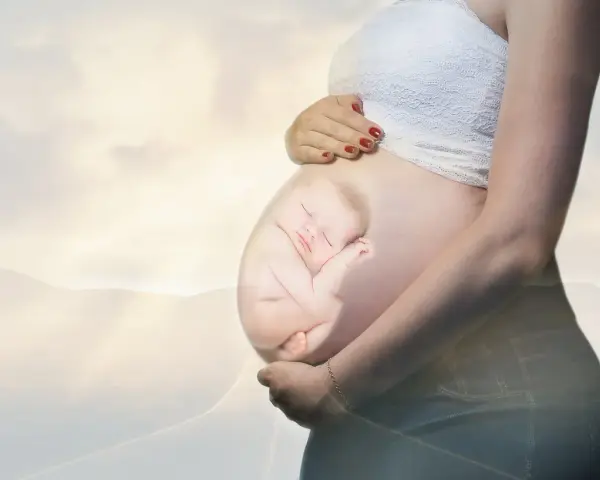 Sen śpiącego maleństwa w brzuchu mamy, piękny prezent dla świeżo upieczonej mamy.