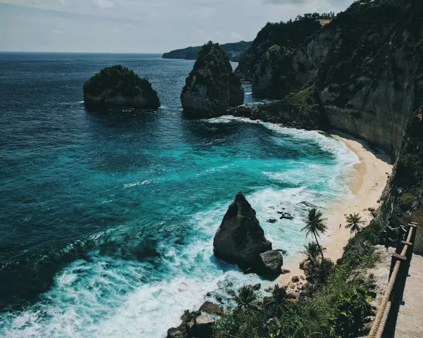Turkusowe morze, skaliste klify i piaszczysta plaża. Marzenie o tym, ile się leci na Bali, staje się rzeczywistością.
