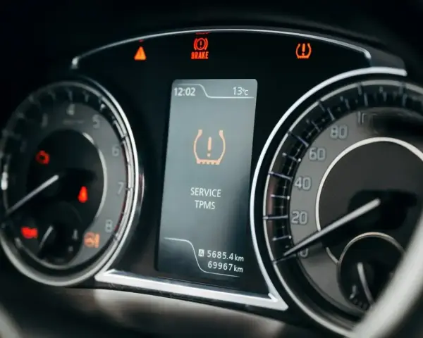 Na desce rozdzielczej świeci się kontrolka ciśnienia opon TPMS. Wskazuje na problem z jednym z kół.