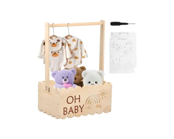En träställning med kläder och nallar, perfekt som babyshower korg. Instruktioner och skruvmejsel medföljer.