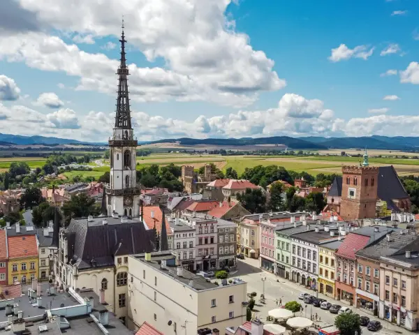 Widok na rynek i wieżę ratuszową w Ząbkowicach Śląskich. Kolorowe kamienice i ruiny zamku to ciekawe ząbkowice śląskie atrakcje.