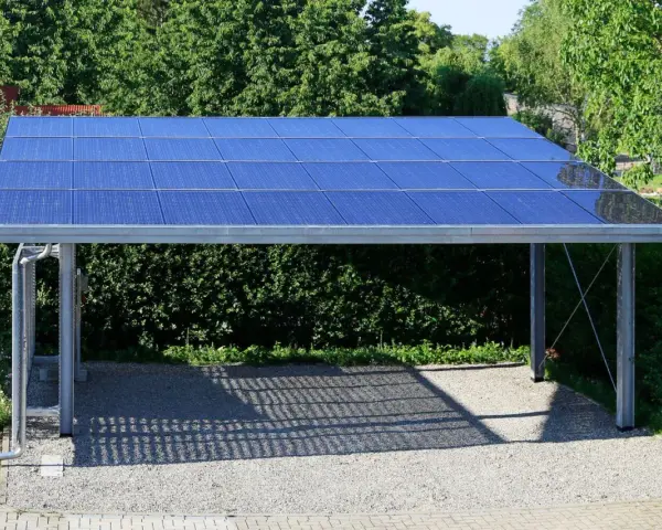 Nowoczesna konstrukcja wiaty pod panele fotowoltaiczne, zapewniająca cień i czystą energię.