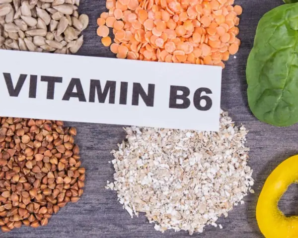 Semi di girasole, lenticchie rosse, grano saraceno, crusca, spinaci e peperone giallo, alimenti ricchi di vitamina B6.