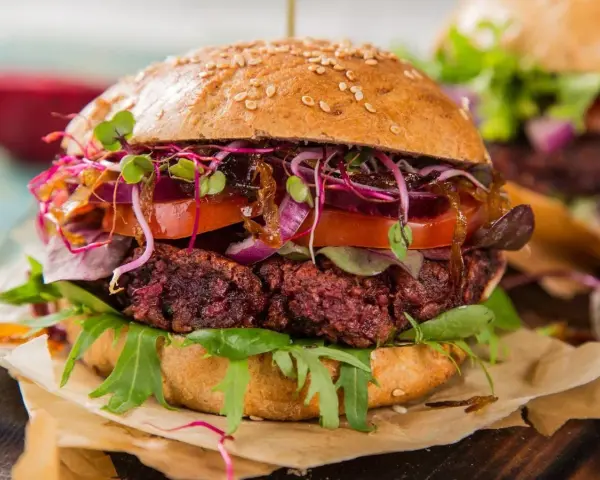 Puszyste burgery z chudego mięsa? Odkryj sekrety soczystości!