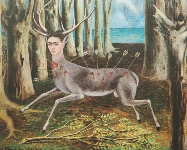 Frida Kahlo, figure emblématique du mouvement artistique surréaliste, se représente en cerf blessé par des flèches, dans une forêt.