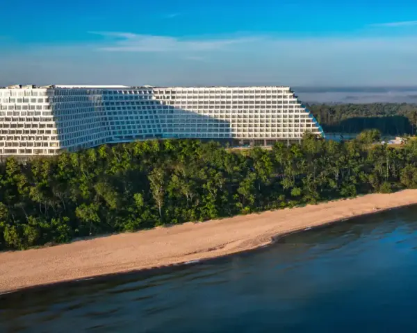 Nowy Hotel Gołębiewski w Pobierowie wita gości! Monumentalny obiekt na klifie, otoczony lasem, z widokiem na morze.