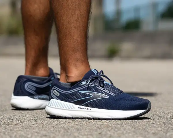 Zapatillas Brooks Beast GTS, ideales como calzado para tendinitis tibial posterior, con soporte y amortiguación.