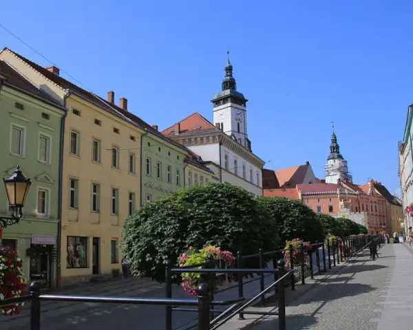 Kolorowe kamienice i wieże ratuszowe tworzą urokliwy krajobraz, który zachęca do odkrywania złotoryja atrakcje.