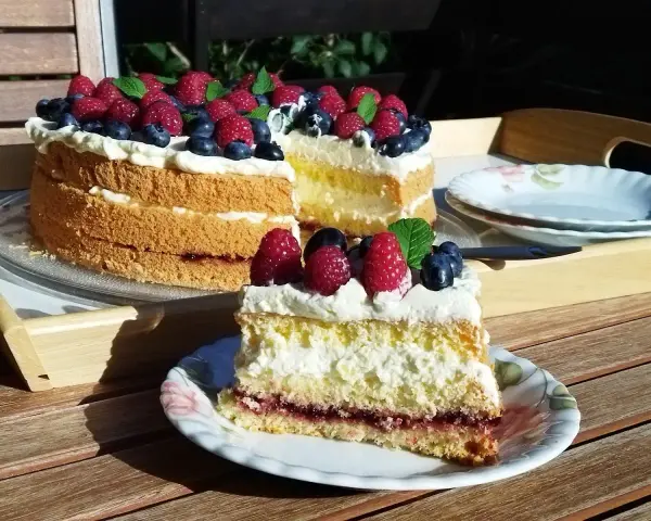 Pyszny tort dla początkujących z malinami i borówkami. Idealny na letnie popołudnie.