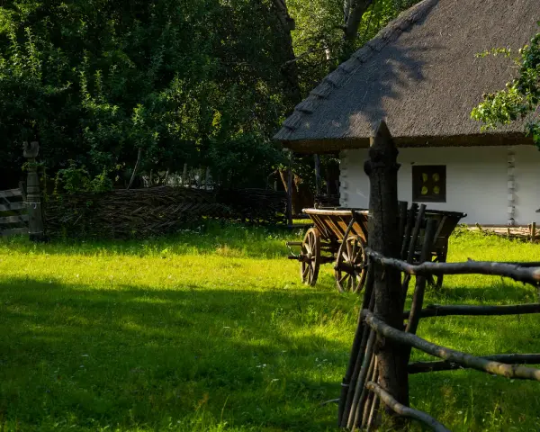 Co to jest agroturystyka? To urokliwy domek z tradycyjną strzechą, drewniany wóz i zielona trawa. Idealne miejsce na odpoczynek od miejskiego zgiełku.