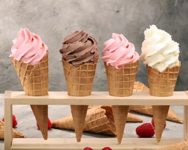 Vier leckere Softeis-Sorten in Waffeln: Erdbeer, Schoko und Vanille. Perfekt zum Softeis selber machen für den Sommer.