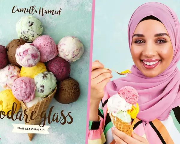 En kvinna med hijab njuter av en strut med flera kulor glass. Bredvid syns en hög med glasskulor och texten "Godare glass utan glassmaskin", ett perfekt glass grundrecept.
