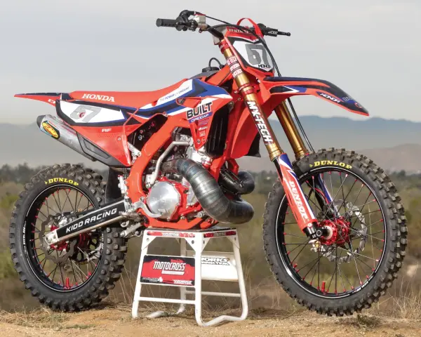 Czerwony motocykl crossowy Honda CR 500 z numerem 57, gotowy do akcji.