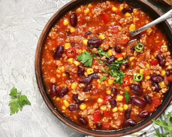 Pyszna zupa meksykańska, którą przygotowała Ania. Danie pełne fasoli, kukurydzy i mięsa mielonego, ozdobione świeżą natką pietruszki i papryczkami chili.