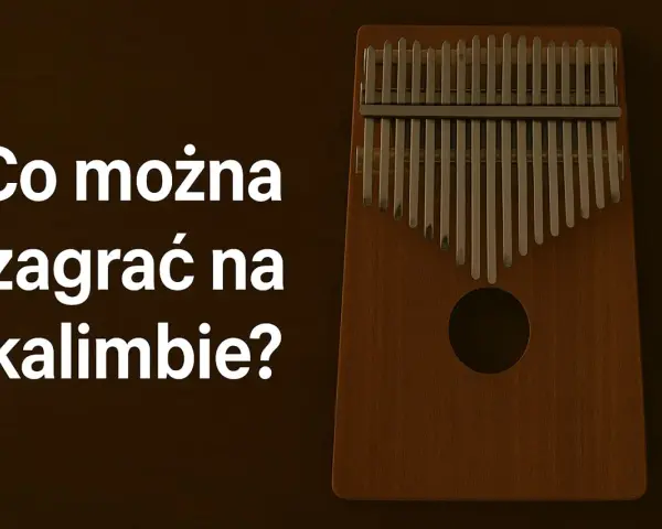 Drewniana kalimba z metalowymi listkami. Co można zagrać na kalimbie? To pytanie zadaje napis na zdjęciu.