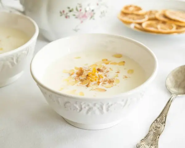 Deliciosa sopa de almendras cremosa, espolvoreada con canela y almendras fileteadas.