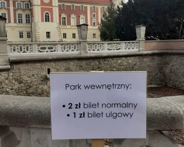 Pałac w Łącku zaprasza na zwiedzanie! Tablica informuje o cenach biletów do parku wewnętrznego: 2 zł normalny, 1 zł ulgowy.