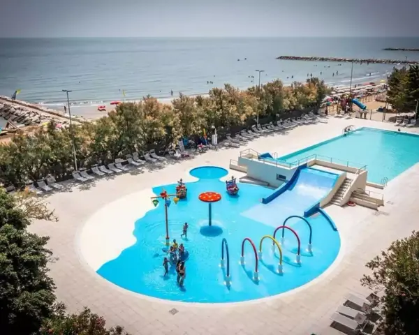 Rodzinna zabawa w wodnym świecie przy plaży w San Francesco Caorle: baseny, zjeżdżalnie i brodziki dla dzieci.