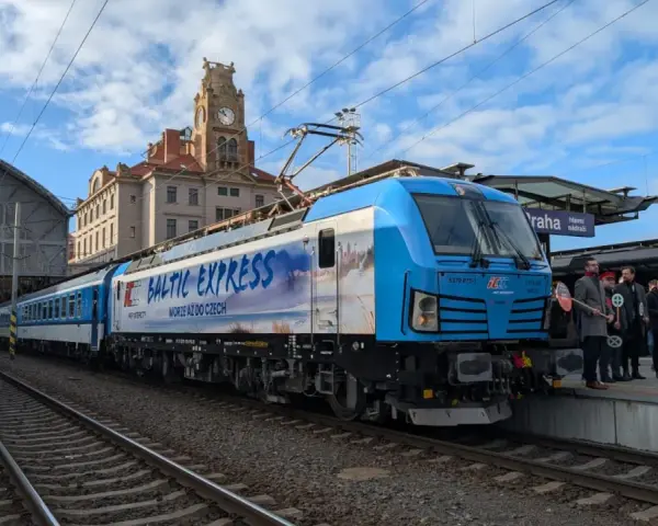 IC 3806 "Baltic Express" z napisem "Morze aż do Czech" na dworcu w Pradze.