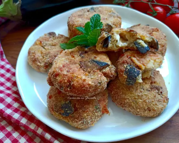 Polpette di melanzane in friggitrice ad aria, dorate e croccanti, con un ripieno filante. Perfette per un antipasto o un secondo leggero.