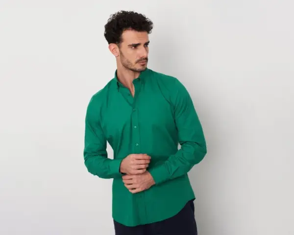 Uomo con camicia verde brillante, un perfetto abbinamento camicia verde uomo per un look moderno.