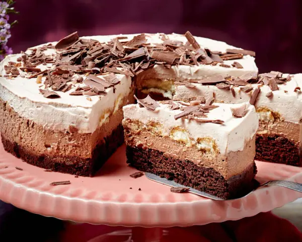 Schoko-Sahne-Torte: Ein Konditor-Meisterwerk mit drei Schichten Mousse, Biskuit und Schokostreuseln. Ein Traum für jeden Kuchenliebhaber, inspiriert von einem klassischen Rezept.