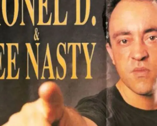 Lionel D. & Dee Nasty, pionniers du hip-hop français, posent ensemble. Dee Nasty, le premier rappeur français, pointe du doigt.
