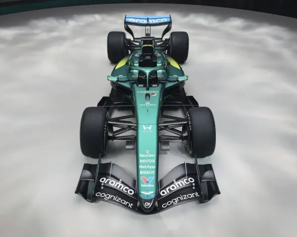 El Aston Martin F1 2026, un coche de carreras verde y negro con alerones aerodinámicos y patrocinadores como Aramco y Cognizant.