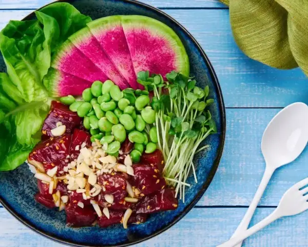 Kolorowy poke bowl: surowe ryby, edamame, rzodkiewka, kiełki i sałata. To właśnie jest poke bowl!