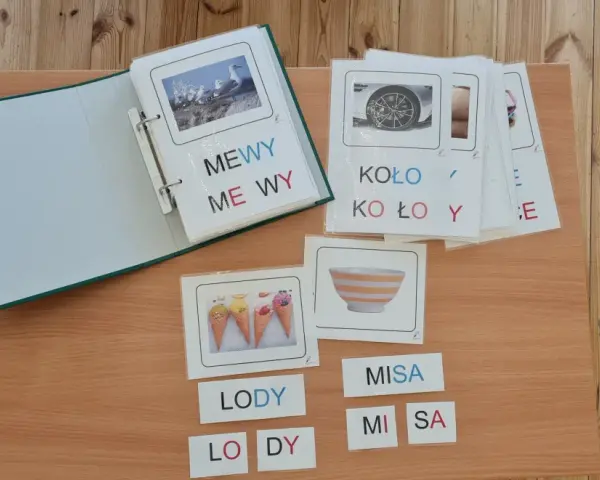 Karty edukacyjne z literami i obrazkami: mewy, koło, lody, misa. Dzieci uczą się czytać, składając wersaliki.