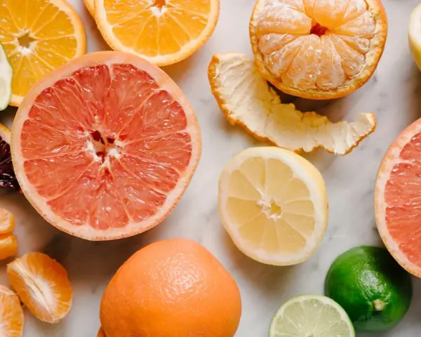 Cytrusy: pomarańcze, grejpfruty, cytryny, limonki i mandarynki. Kolorowy, soczysty przekrój owoców to perfecta fenomen c.