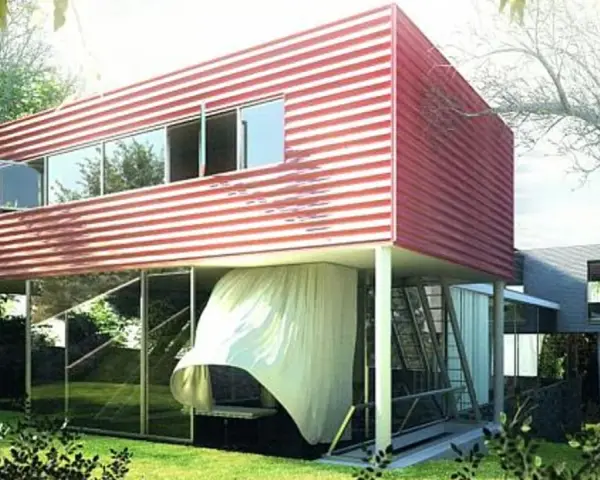 Villa Dall'Ava, une maison moderne aux lignes épurées, avec un étage supérieur rouge à rayures blanches, suspendu au-dessus d'un rez-de-chaussée vitré.