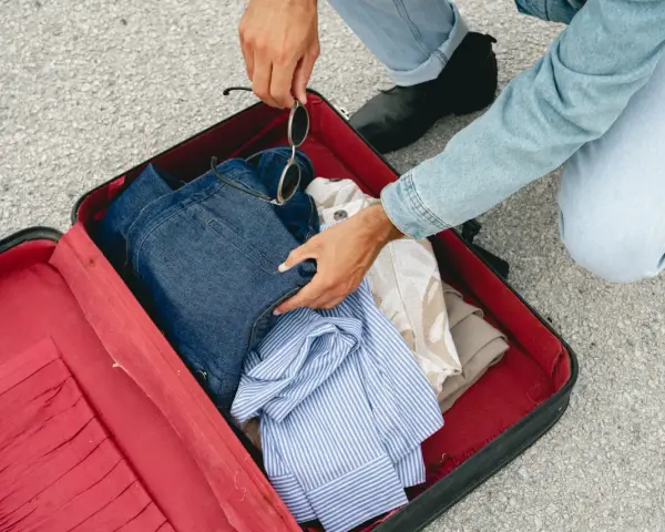 Pakowanie walizki. Zastanawiasz się, ile kosztuje dokupienie walizki w Ryanair? Sprawdź ceny przed podróżą!