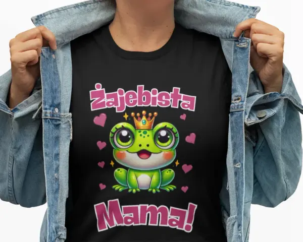 Czarna koszulka na Dzień Mamy z uroczą żabką w koronie i napisem "Zajebista Mama!". Idealny prezent dla każdej super mamy.