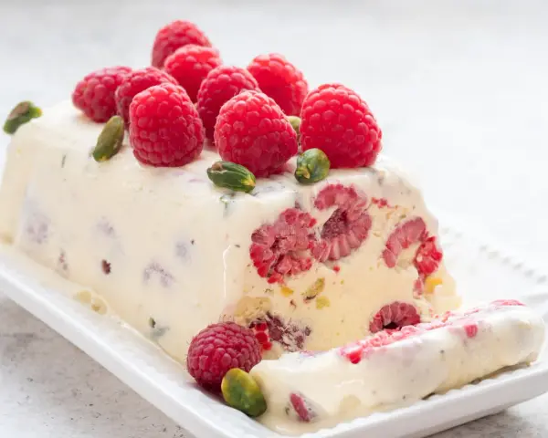 Pyszne semifreddo z malinami i pistacjami, idealne na letnie popołudnie. Ten przepis na semifreddo zachwyci każdego!