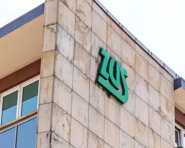 Znak ZUS na budynku. Zastanawiasz się, jak umowa zlecenie wpływa na Twoją przyszłą emeryturę?