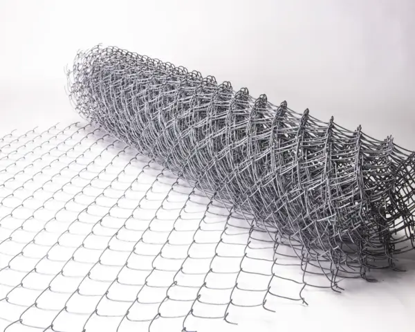 Zwijana siatka ogrodzeniowa na białym tle. Zastanawiasz się, ile kosztuje metr siatki ogrodzeniowej?