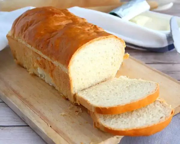 Pain de mie maison doré, parfait pour une recette facile et rapide sans machine. Idéal pour tartiner !