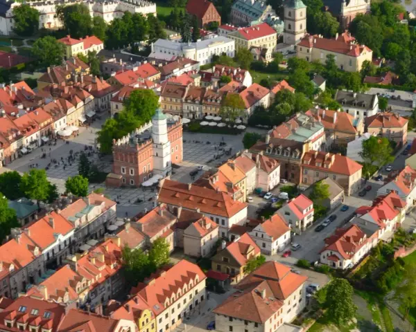 Widok z lotu ptaka na rynek z ratuszem i kamienicami w Sandomierzu, malowniczej części Kotliny Sandomierskiej.