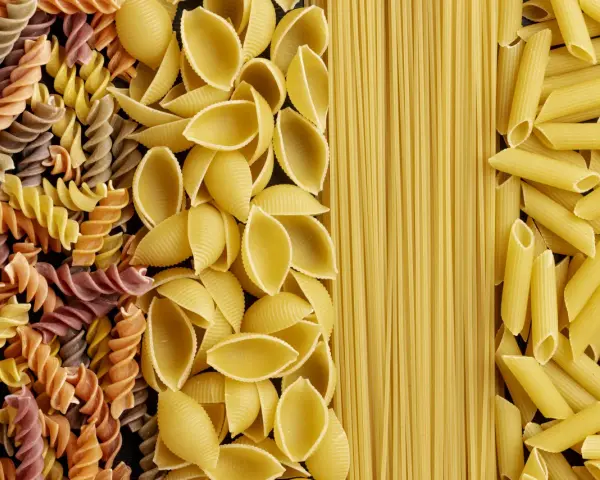 Kolorowy makaron fusilli, muszelki, spaghetti i penne. Wybór makaronu premium dla każdego smakosza.