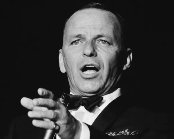 Frank Sinatra, Meister des Swing und der Popmusik, singt mit Leidenschaft ins Mikrofon. Seine Musikrichtung ist unverkennbar.
