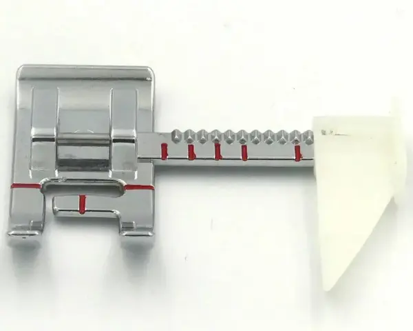 Pied presseur de machine à coudre avec guide pour vous aider à coudre droit.
