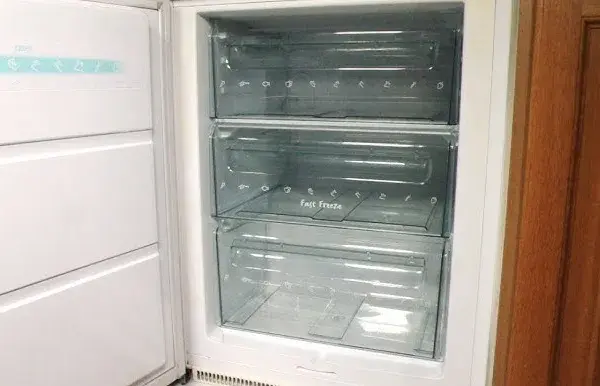 Jak skutecznie umyć zamrażarkę? Poradnik krok po kroku + triki!