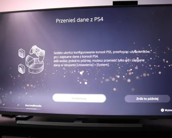 Ekran konsoli PS5 pokazuje opcję "Przenieś dane z PS4", pomagając w konfiguracji i przeniesieniu gier.
