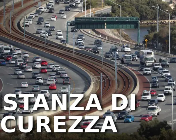 Traffico intenso su un'autostrada con molte auto e camion. Il testo "Distanza di Sicurezza" e "Guida" suggerisce l'importanza di rispettare le norme, come l'art. 149 cds.