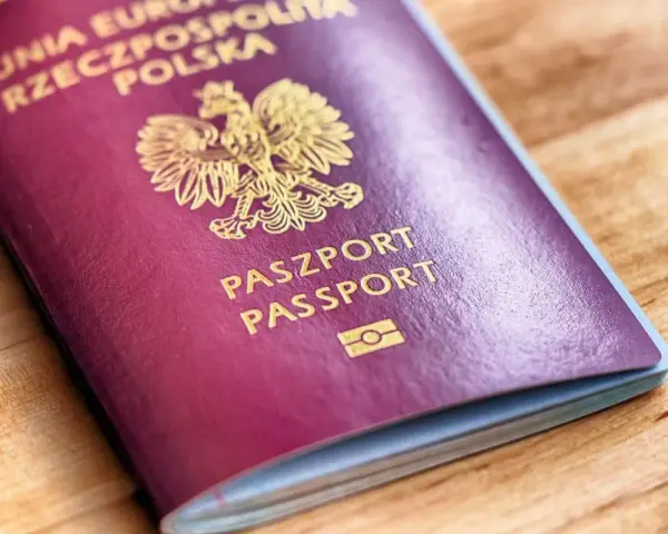 Polski paszport biometryczny, co to jest? Dokument z godłem Polski i symbolem biometrycznym.