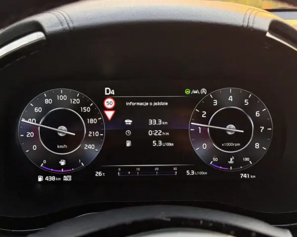 Na desce rozdzielczej widoczna kontrolka asystenta pasa ruchu, prędkościomierz pokazuje 40 km/h, a obrotomierz 1000 obr./min.